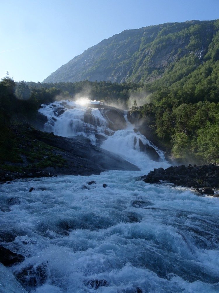 Husedalen is een klimtocht langs vier watervallen in Noorwegen