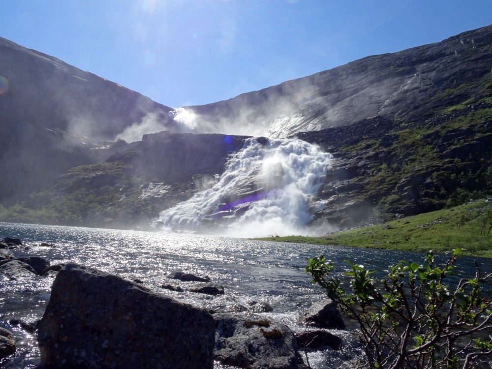 De woeste waterval Søtefossen, Noorwegen. 