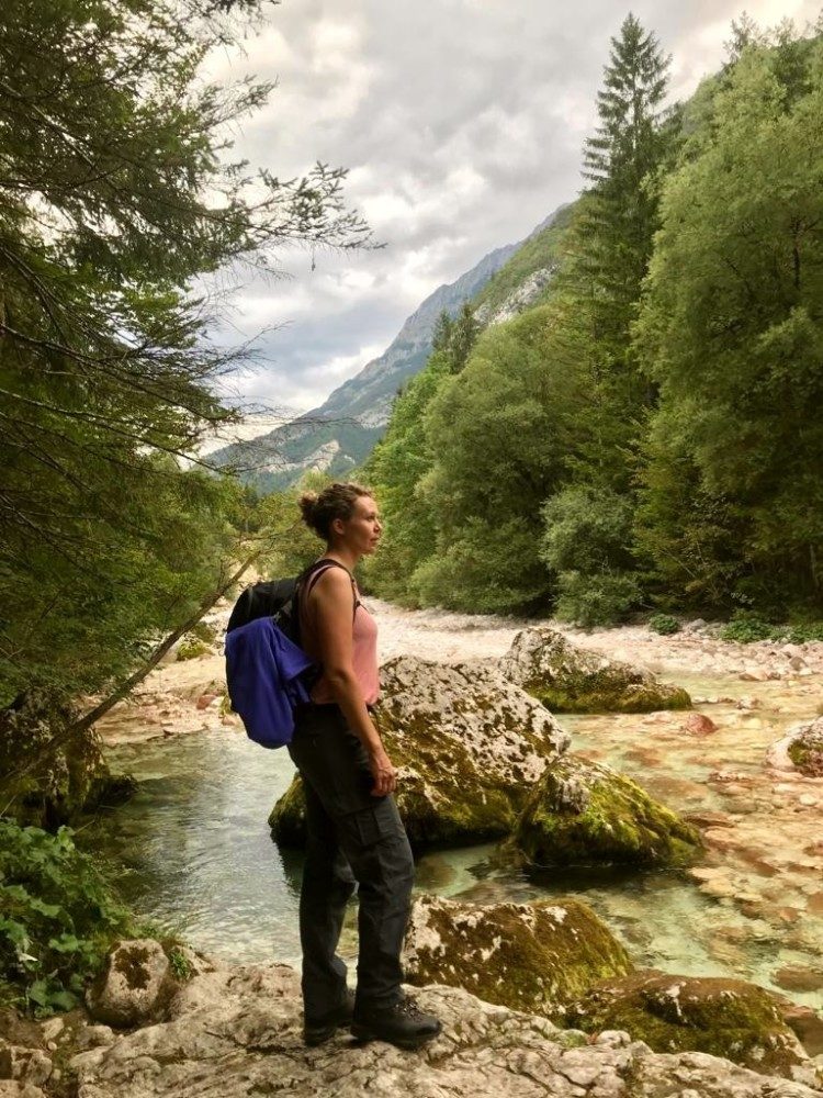 De Soča Trail in Slovenië brengt je letterlijk aan de rivier. 
