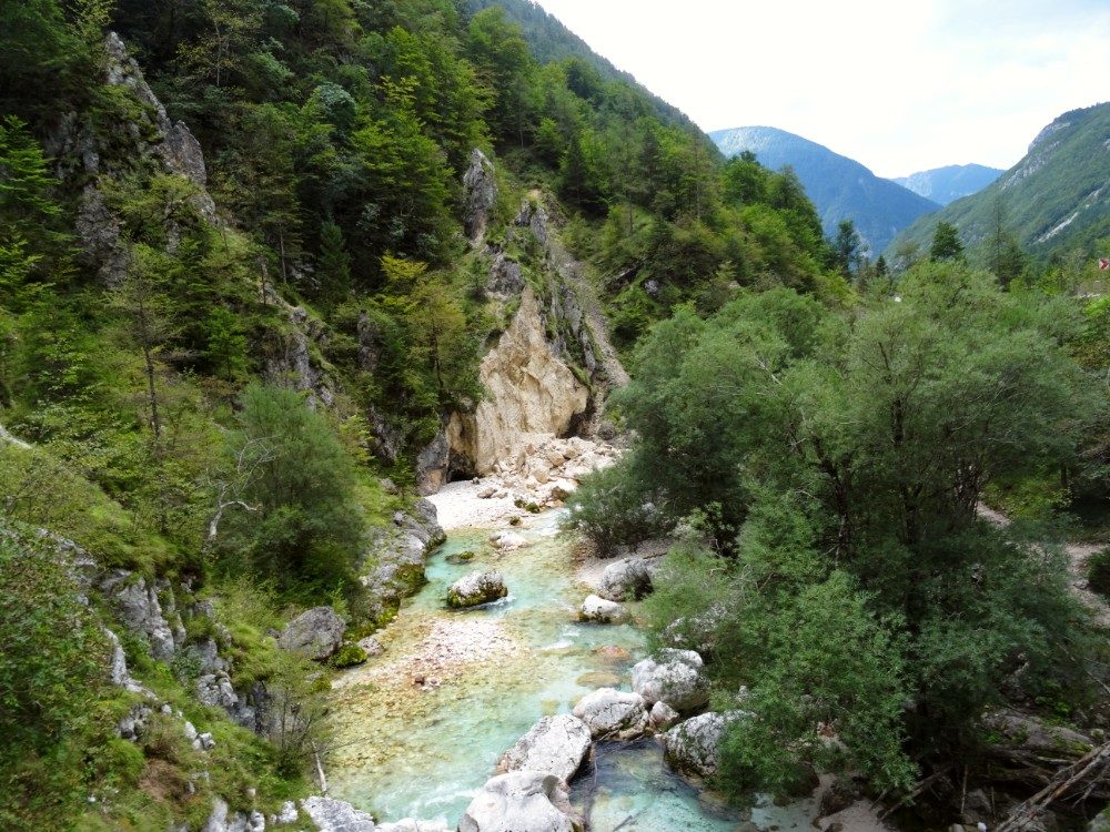 Langs de Soča rivier in Slovenië kun je prachtig wandelen.