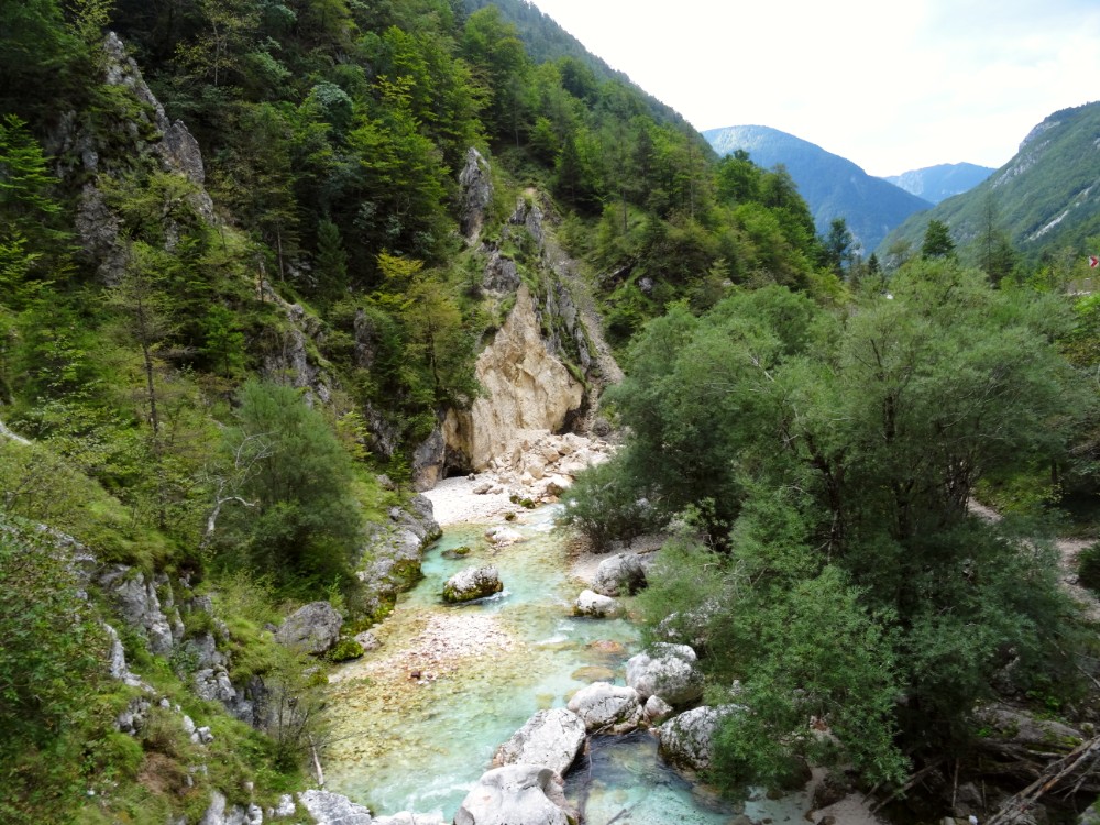 Wandelen langs de Soča rivier die je in Slovenië via de Soča Trail 