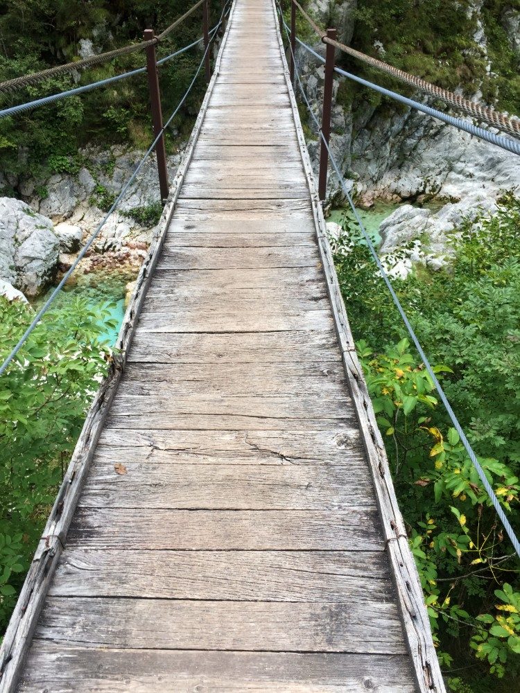 Leuke hangbruggen boven de Soča rivier om overheen te wandelen.