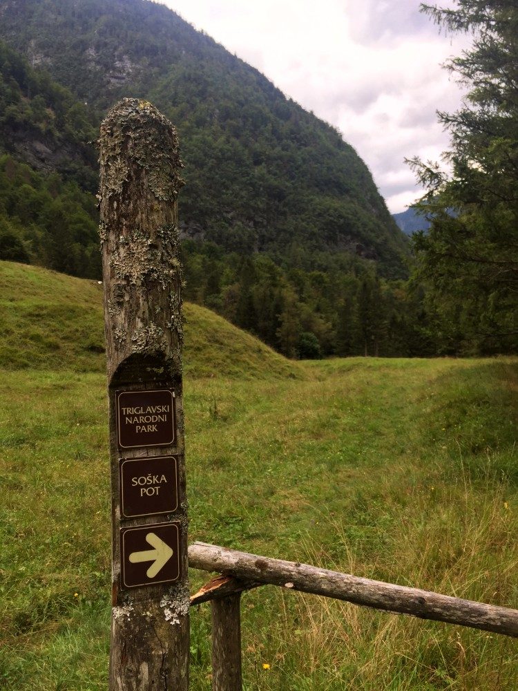 Wegaanduiding wandeling Soča rivier in Slovenië