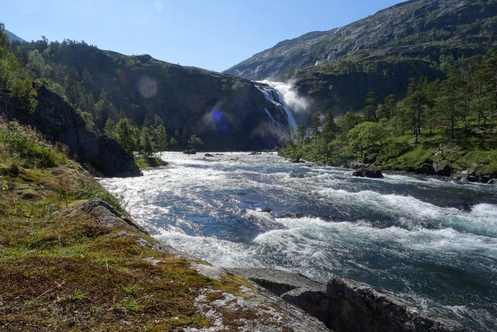 Husedalen is een klimtocht langs vier watervallen in Noorwegen